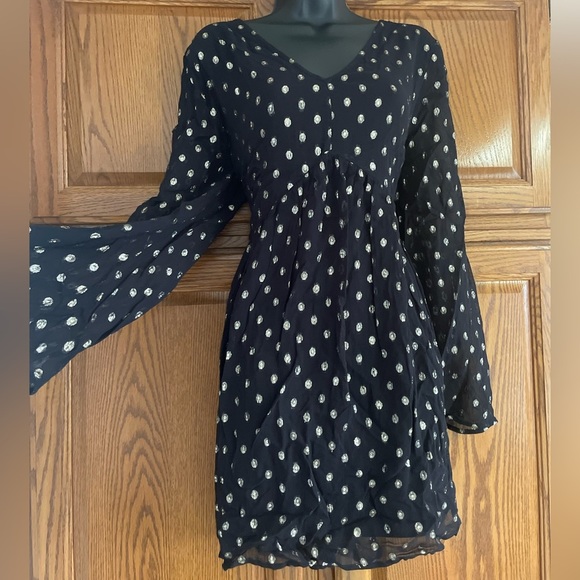 En Creme Dresses & Skirts - en crème dress. Black with golden dots. Tags attached, size medium